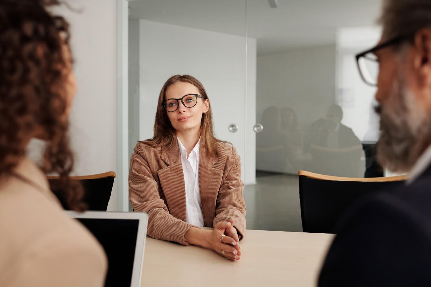 Wanita sedang interview kerja